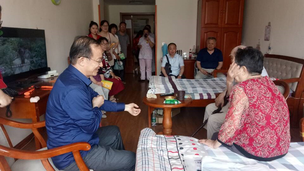 基础医学部党总支开展“关爱老人,端午节送关怀”志愿服务活动