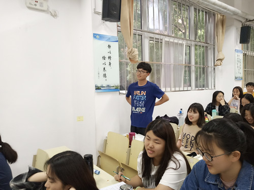 2018级口腔一、二班成功举办“平衡学习和娱乐关系”主题班会