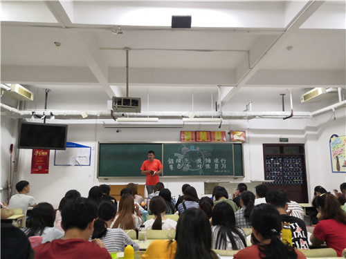2018级口腔3、4班成功举办“倡导绿色生活,反对铺张浪费”主题班会