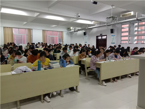 2017级口腔七、八班成功举办“520 毕业季”主题班会