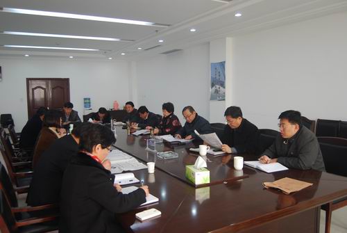 我校召开党委理论学习中心组扩大会议 传达学习党的十八届三中全会精神