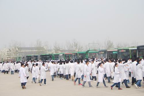 我校2012级学生临床见习拉开帷幕
