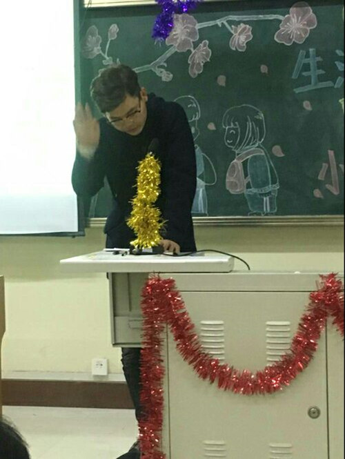 2017级口腔9.10班成功举办“生活中的小美好”主题班会