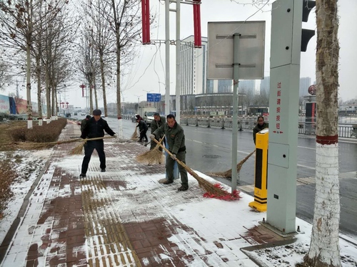 我校总务处工作人员到古园社区义务除雪