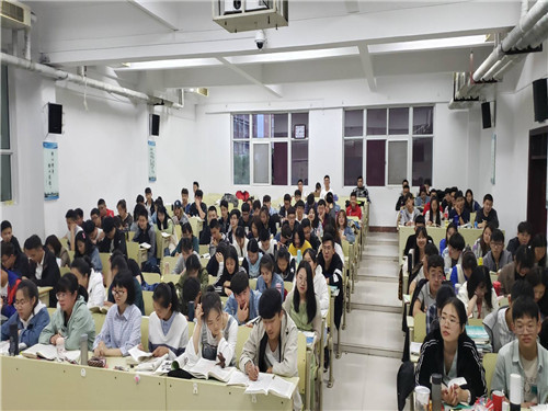 2018级口腔5、6班成功举办“勤奋学习,励志向上”主题班会