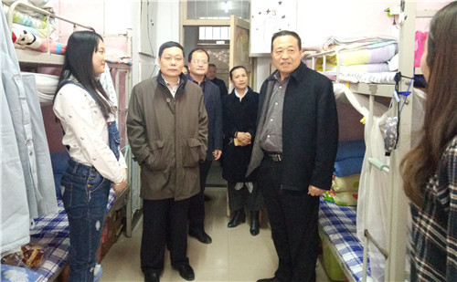 校领导到学生公寓调研学生生活学习情况