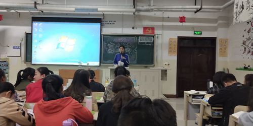 2017级口腔9.10班成功举办“交流经验,丰富生活”主题班会