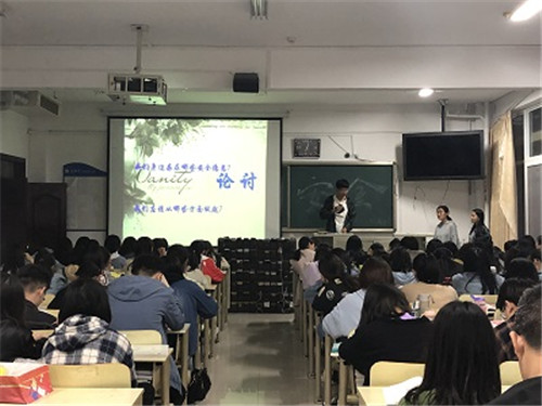 2018级口腔7、8班成功举办“安全教育进校园”主题班会