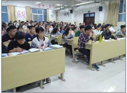 2016级口腔3.4班成功举办“感恩于心，感恩于行”主题班会